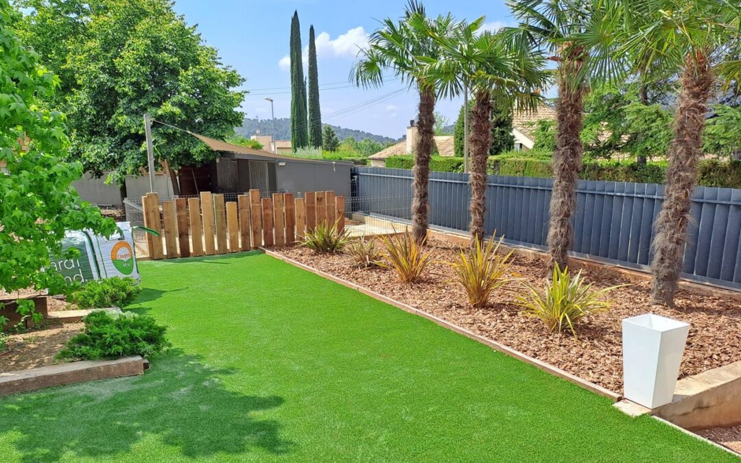Jardí amb gespa artificial